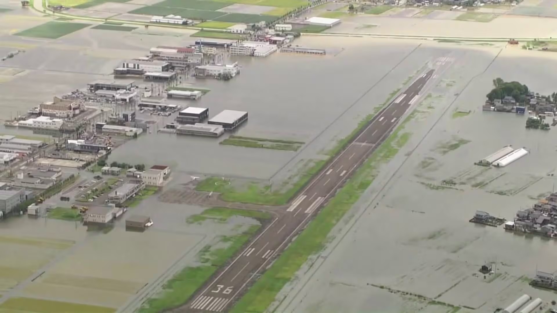 福井で22の川が堤防を氾濫 記録的な大雨で広範囲に洪水が発生