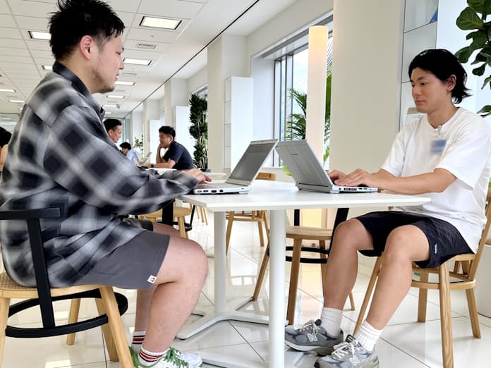 一部の企業は暑さを理由にショートパンツでの出勤を許可し始めている