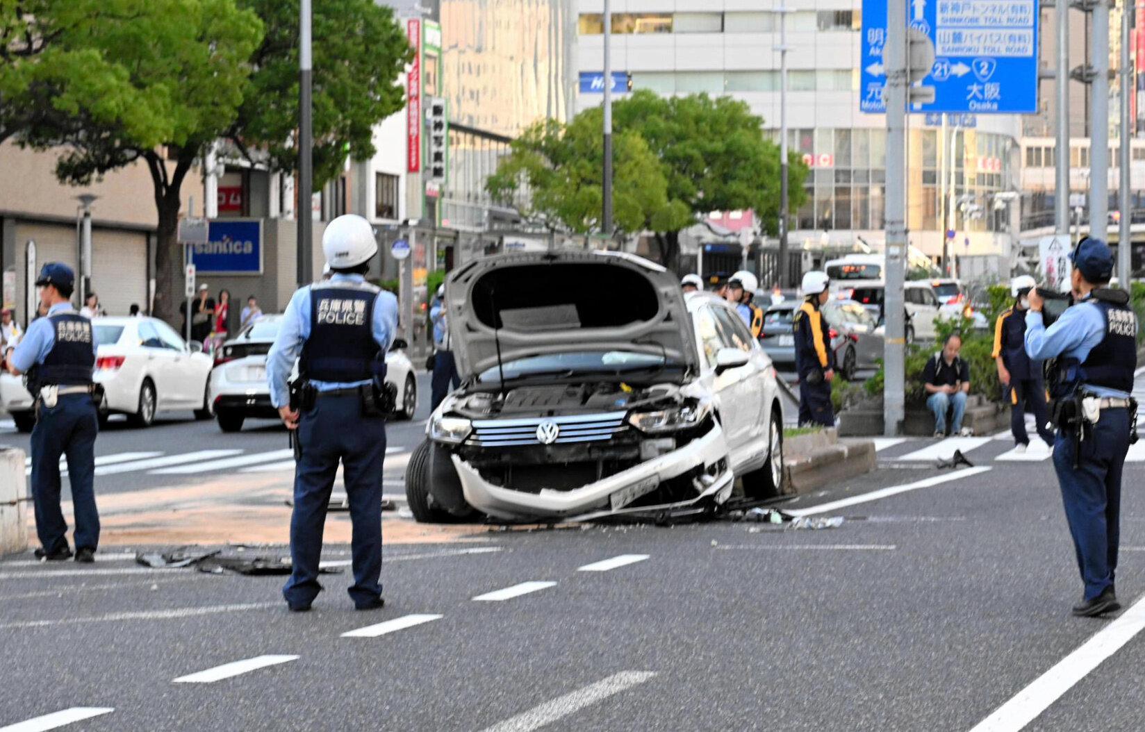 神戸市中心部ではねられ21歳女性死亡、4人重軽傷 赤信号で発進か